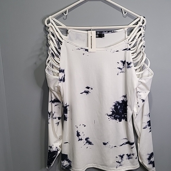 CBR Tops - NWT Blue/white tie dye pattern cut out shoulder "laced look" shirt. Size XL
